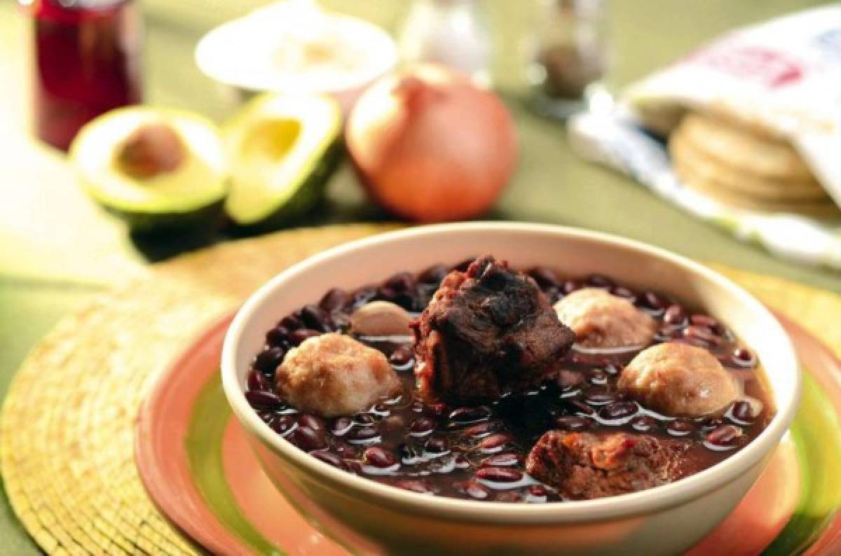 Aprenda cómo preparar una rica sopa de frijoles con costilla de cerdo