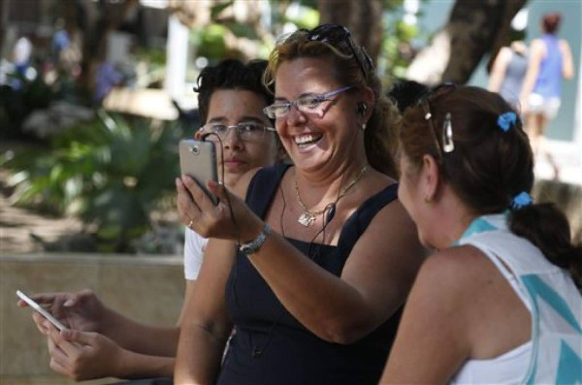 Cubanos prueban nuevo servicio wi-fi público