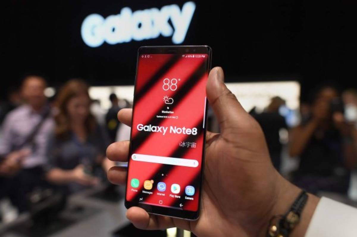 The Samsung Galaxy Note 8 is unveiled at the Samsung Galaxy Unpacked 2017 event on August 23, 2017 in New York. Samsung executives introduced the Note 8 'phablet' at an event in New York City, repeatedly thanking fans who had remained loyal to the device.'None of us will ever forget what happened last year,' Samsung president of mobile communications business DJ Koh said as he opened the event. / AFP PHOTO / Don Emmert