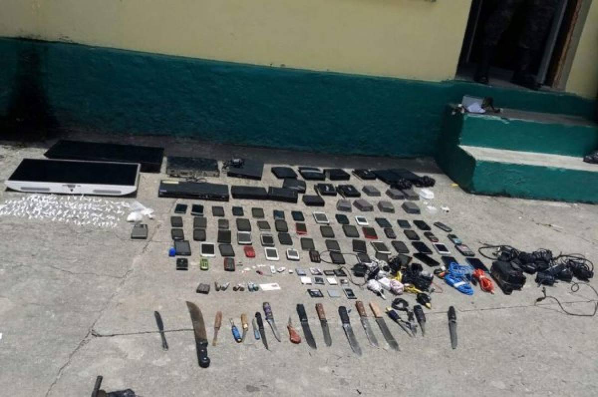 Varias armas blancas (cuchillos y machetes) tenían en su poder los privados de libertad.