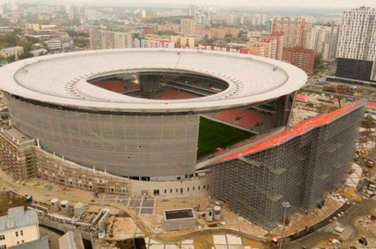 En Ekaterimburgo, unas tribunas... ¡fuera del estadio! 