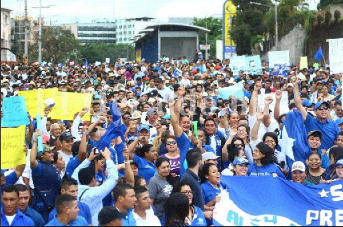 Nacionalistas marchan en apoyo a Juan Orlando Hernández en la capital de Honduras