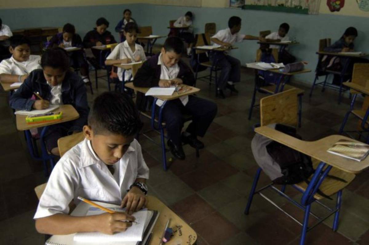 Unos 375,000 escolares se alistan para prueba de conocimiento