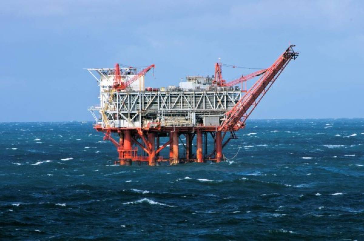 Confirman hallazgo de petróleo en aguas poco profundas del golfo de México
