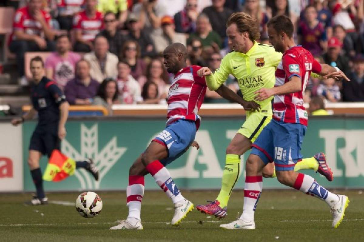 Barça derrota a Granada y mete presión al Real Madrid