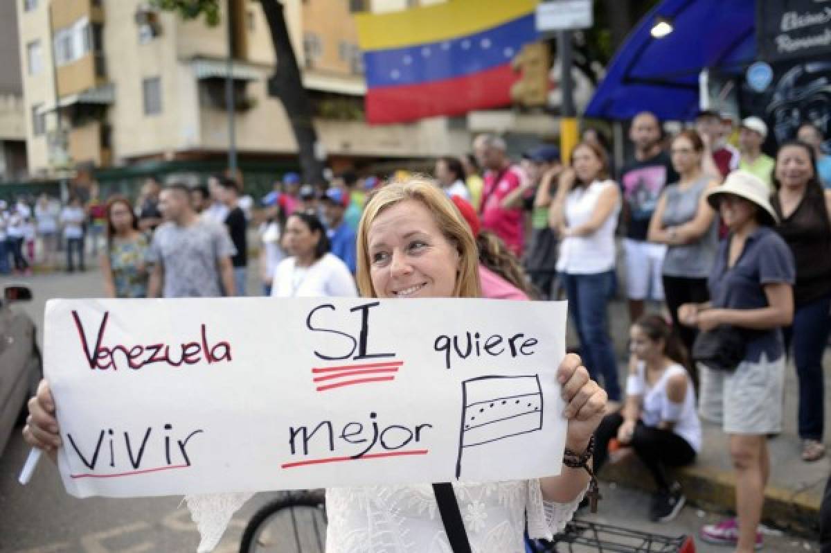 '¡Me siento libertadora!': Venezolanos en el exterior votan contra Maduro