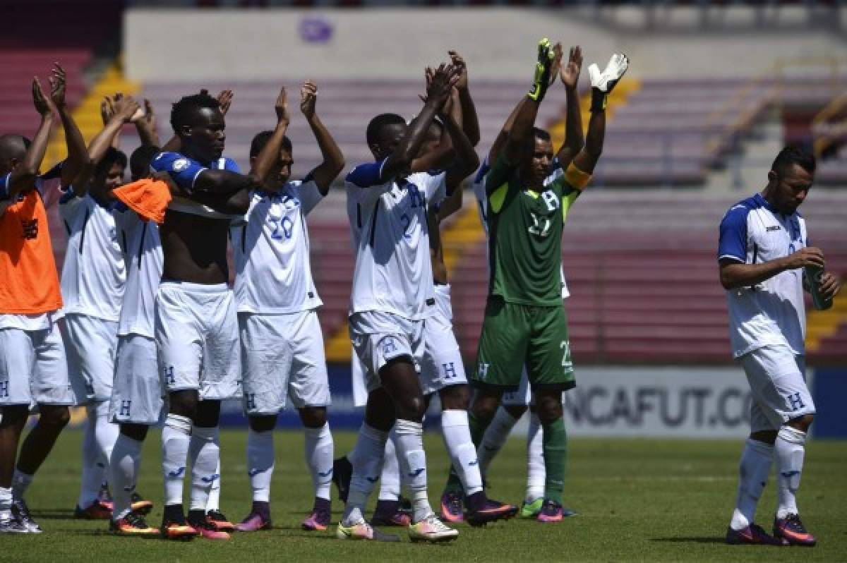 ¡Honduras recibe el trofeo de campeón de la Copa Centroamericana!