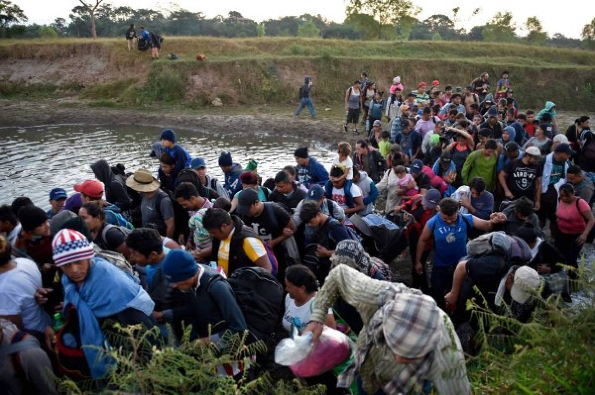 Los migrantes buscaron varios puntos para cruzar.