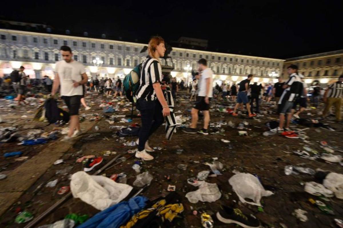 Estampida de aficionados de Juventus en la plaza San Carlo de Turín, Italia, deja 200 heridos tras una explosión