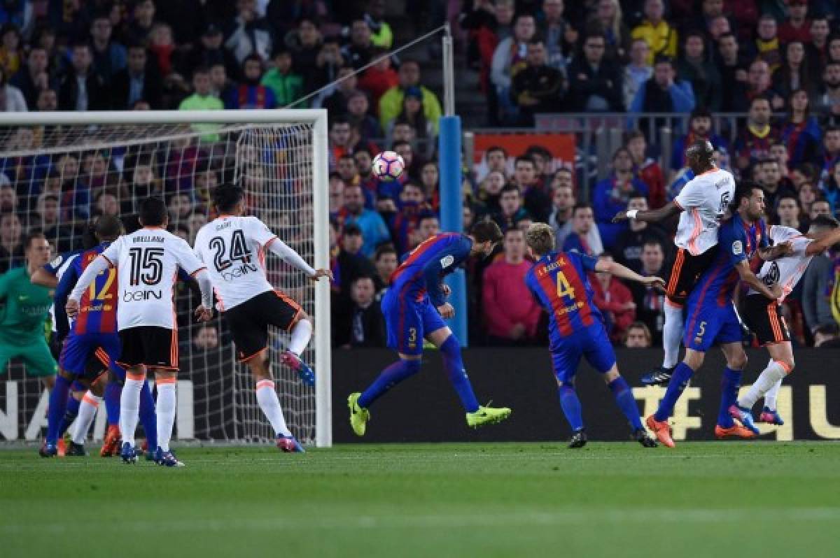 Barcelona vence 4-2 al Valencia y sigue al acecho del Real Madrid