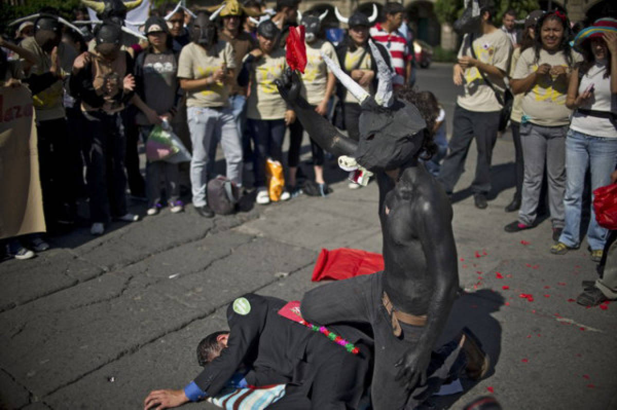 Cientos de personas protestan contra corridas de toros