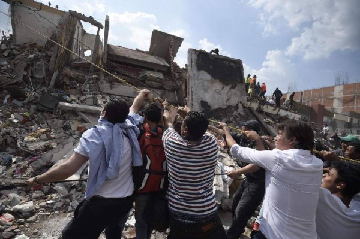 Imágenes desgarradoras; México llora a su muertos por sismo