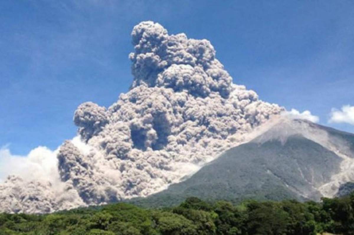 Volcán de Fuego de Guatemala lanza ceniza a poblados tras potente erupción  