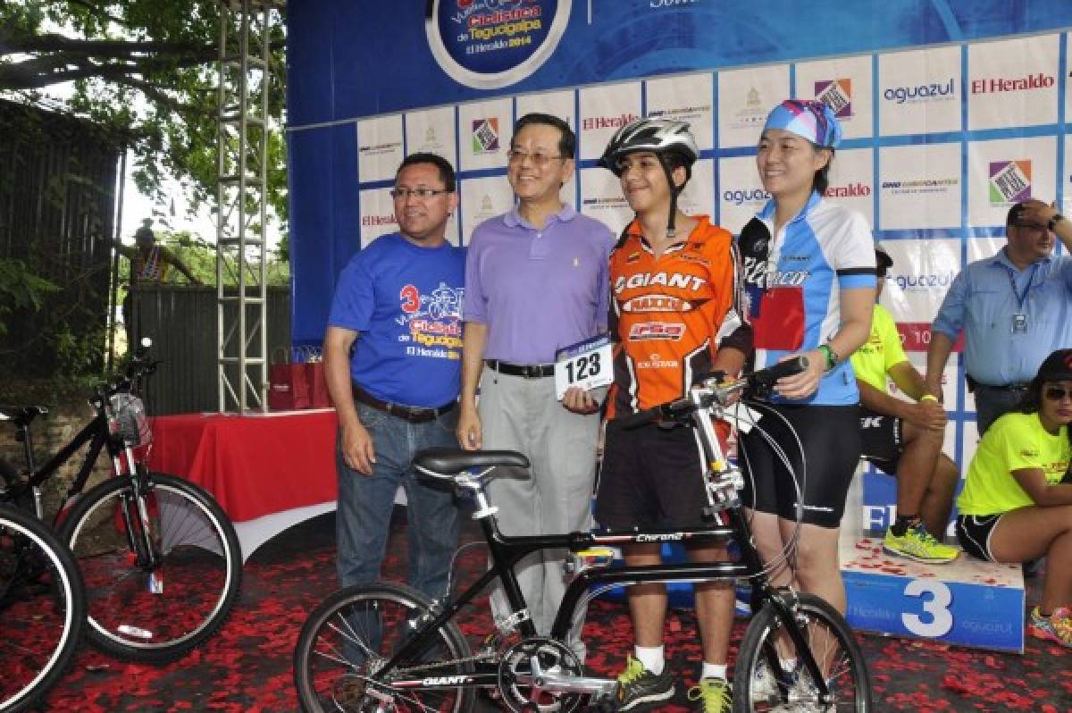 Lluvia de premios en la III Vuelta Ciclística
