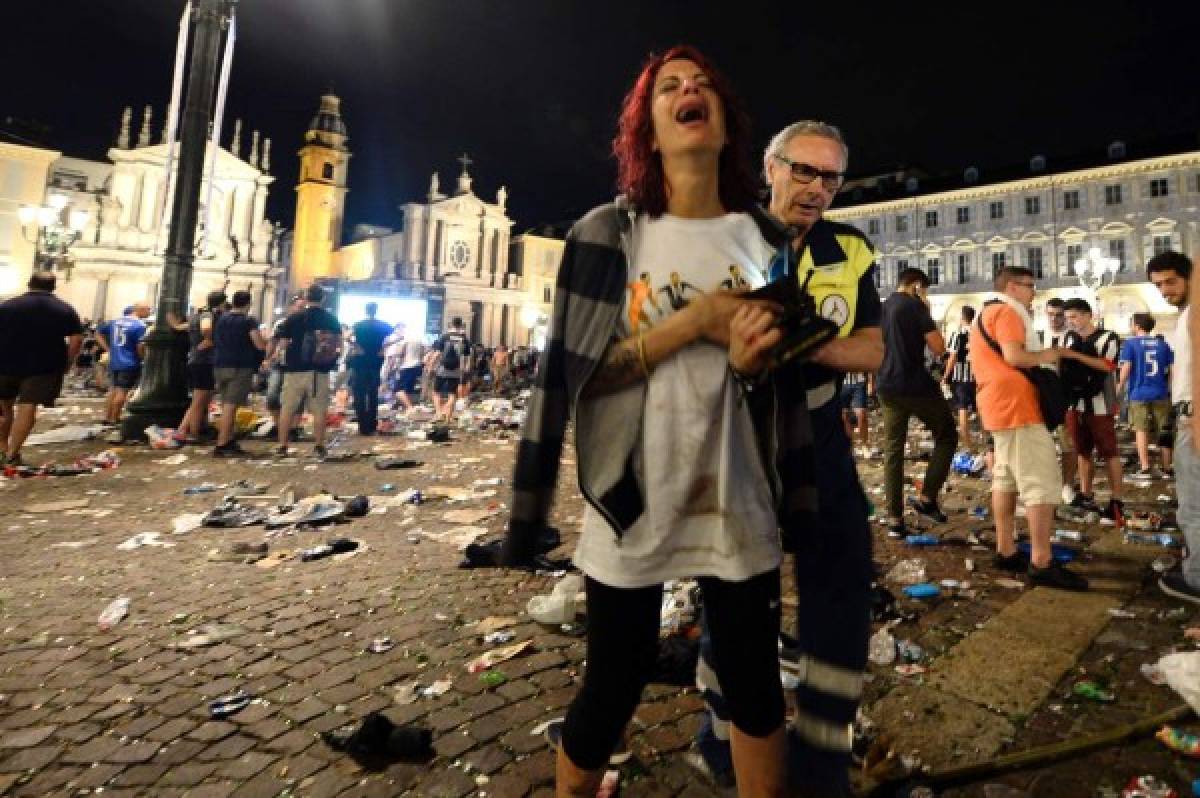 Estampida de aficionados de Juventus en la plaza San Carlo de Turín, Italia, deja 200 heridos tras una explosión