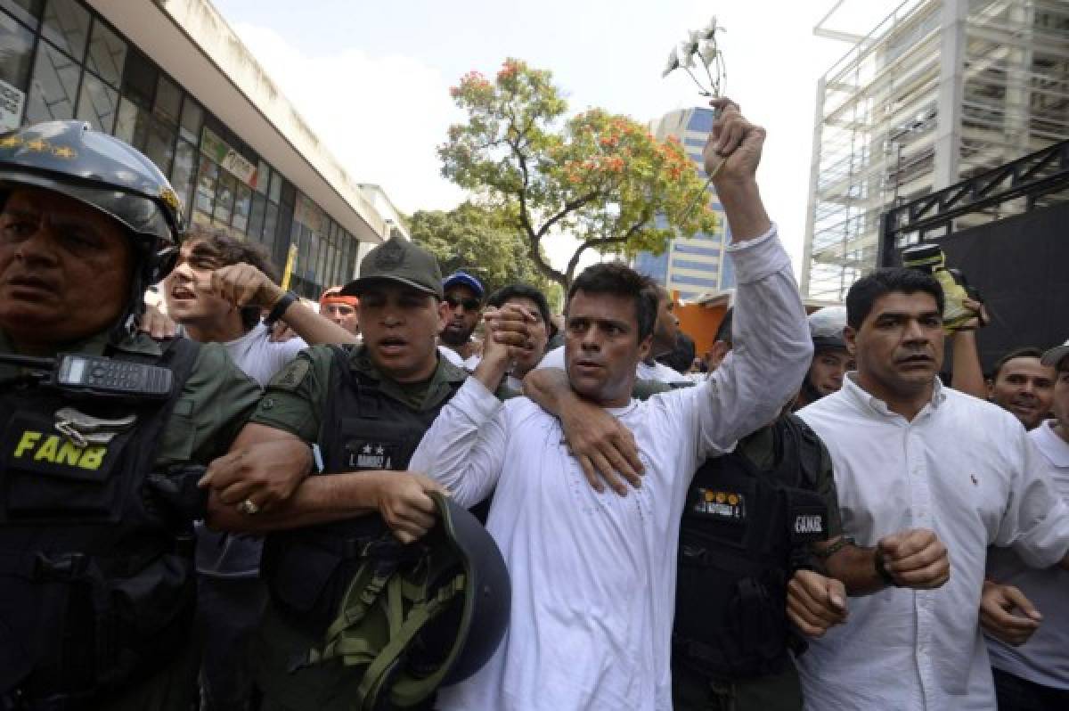 Opositor venezolano López sale de prisión y queda bajo arresto domiciliario