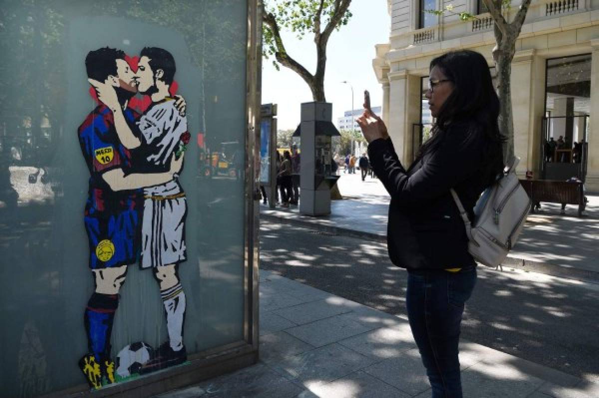 Un grafiti de Messi y Ronaldo besándose causa furor antes del clásico