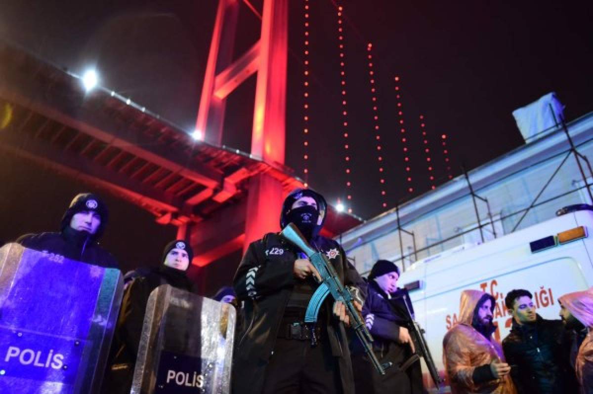 VIDEO: Así irrumpió atacante en discoteca de Estambul, Turquía