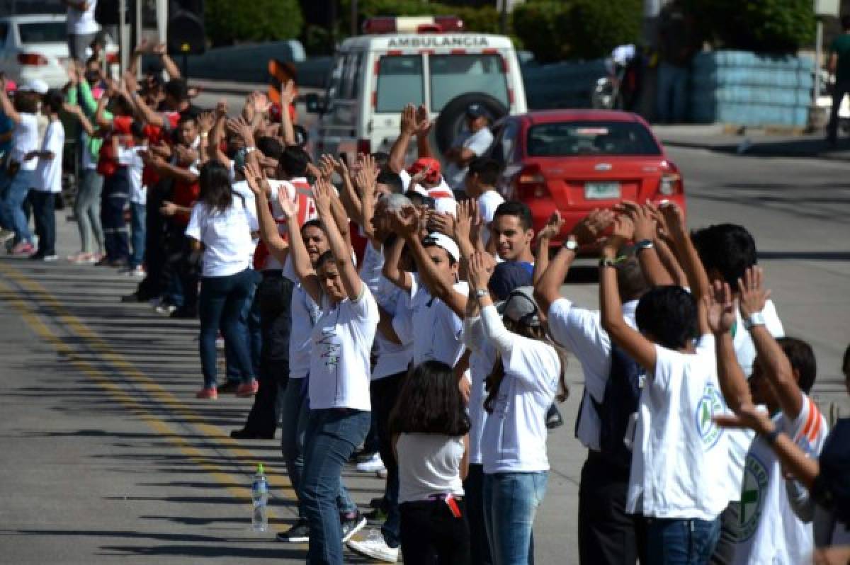 Miles de hondureños forman cadena humana clamando cese de la violencia