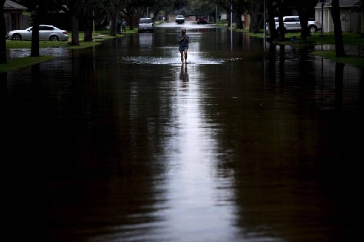 Autoridades reportan al menos 33 muertos por paso de devastador Harvey