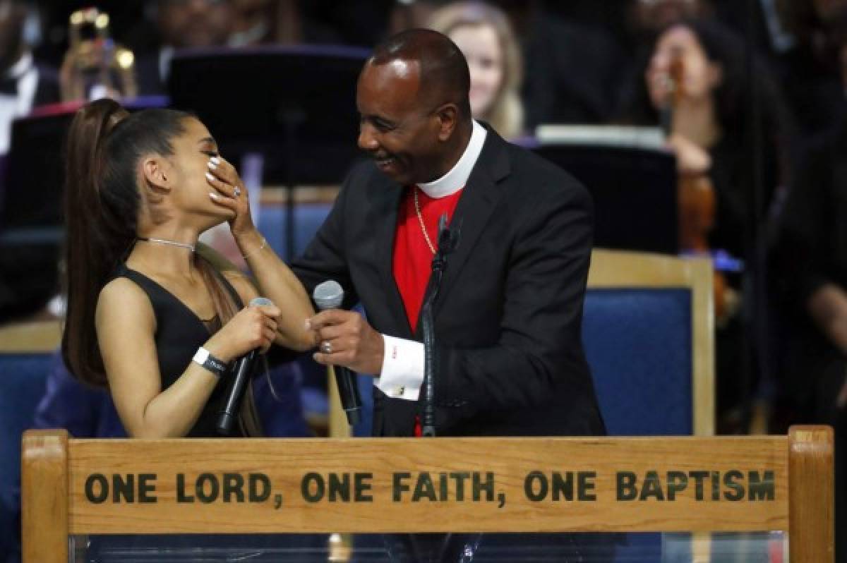 Obispo manosea bubi de Ariana Grande en el funeral de Aretha Franklin y luego pide disculpas