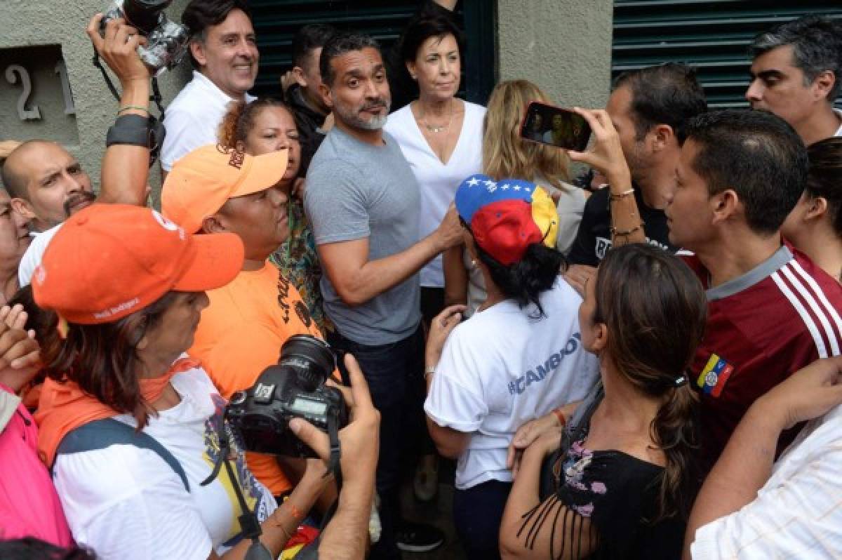 '¡Sí se puede!': Euforia frente a la casa de Leopoldo López en Caracas