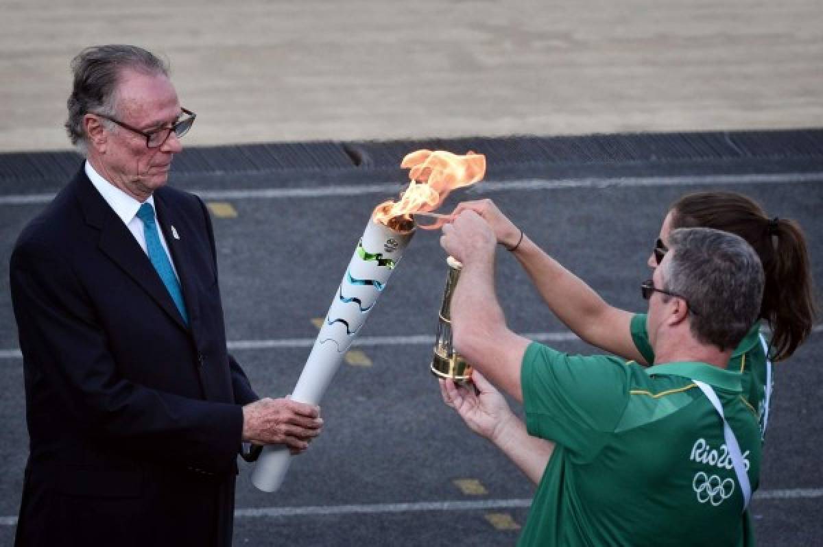 La llama olímpica de los Juegos 2016 es entregada oficialmente a Brasil