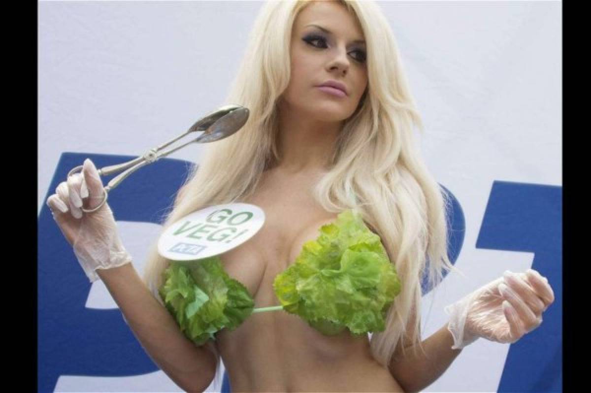 Modelo en bikini de lechuga pide no comer animales