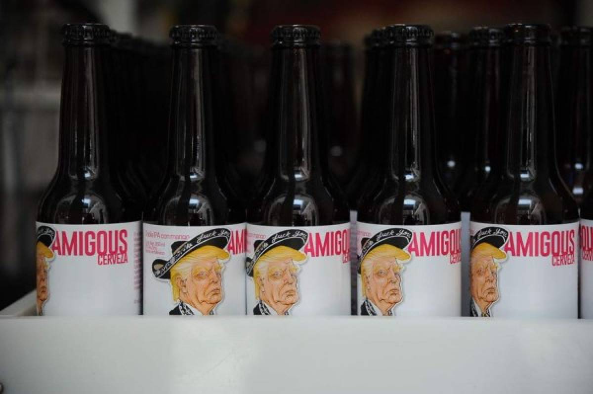 Vestido de mariachi, Trump lo invita a tomar una cerveza mexicano-estadounidense 'Amigous'
