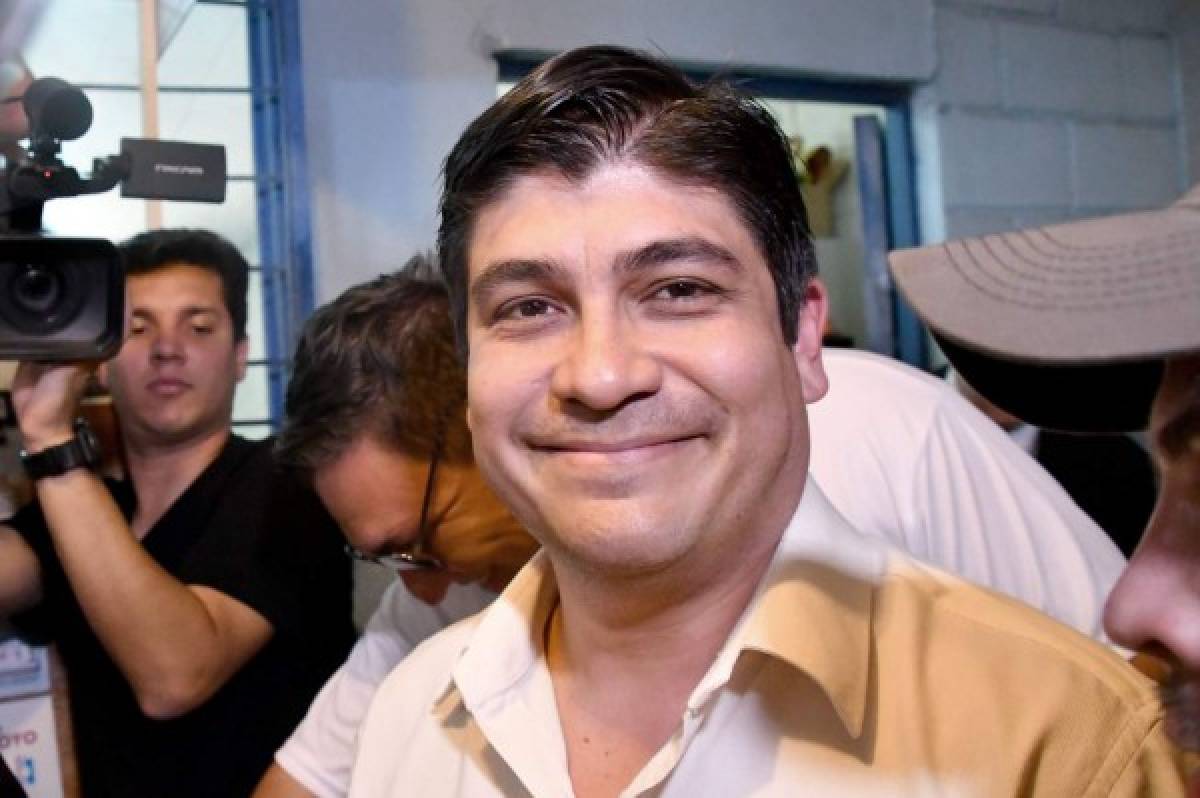 El candidato presidencial costarricense Carlos Alvarado, del gobernante Partido Acción Ciudadana (PAC), sonríe después de emitir su voto en una mesa electoral en San José. Foto AFP