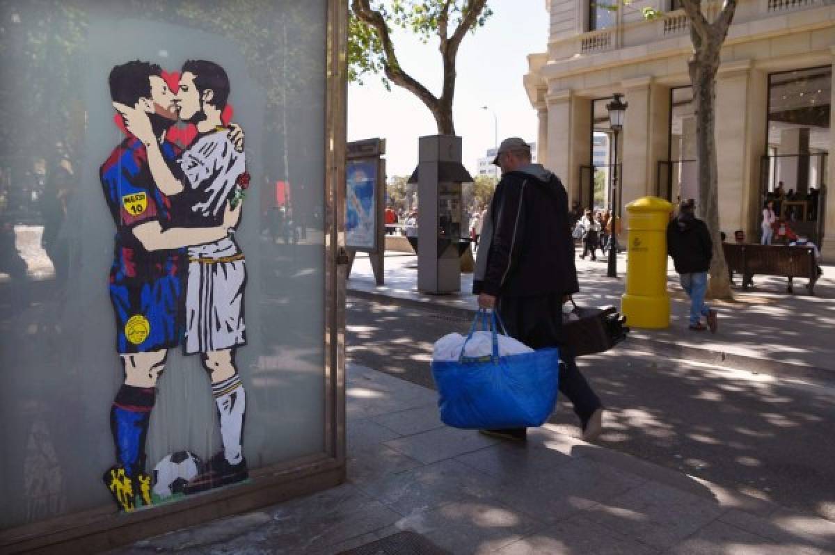 Un grafiti de Lionel Messi y Cristiano Ronaldo besándose causa furor antes del clásico