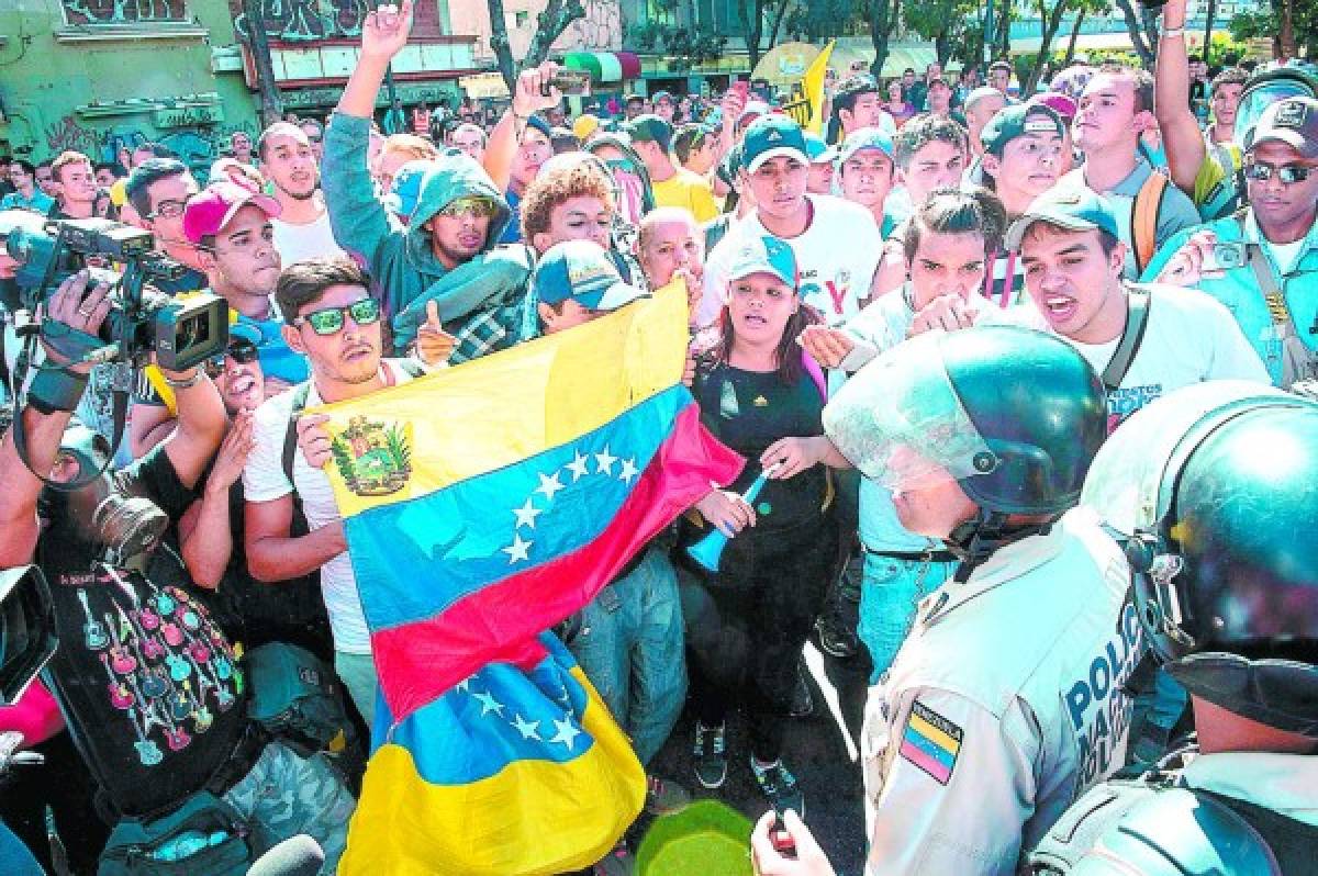 Miles de opositores venezolanos marchan contra la escasez y la crisis
