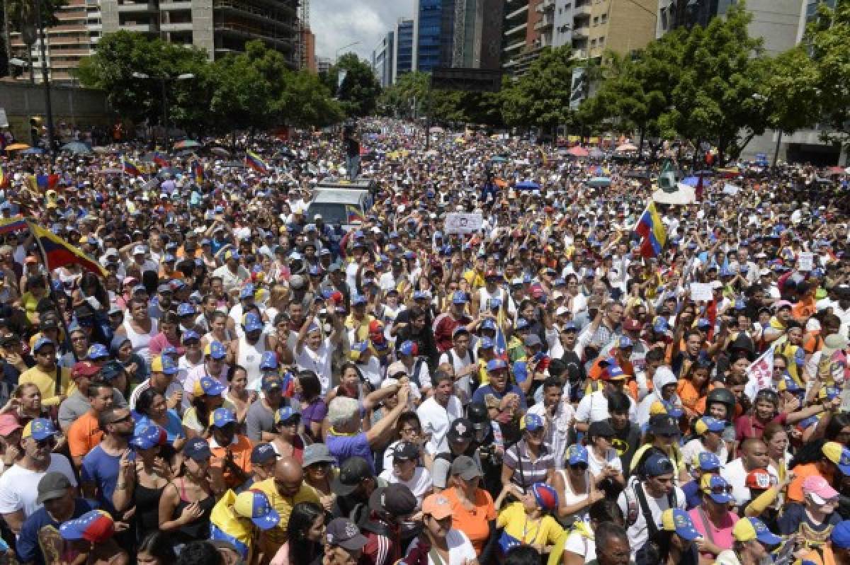 Venezuela cumple 100 días de protestas, con Leopoldo López fuera de prisión