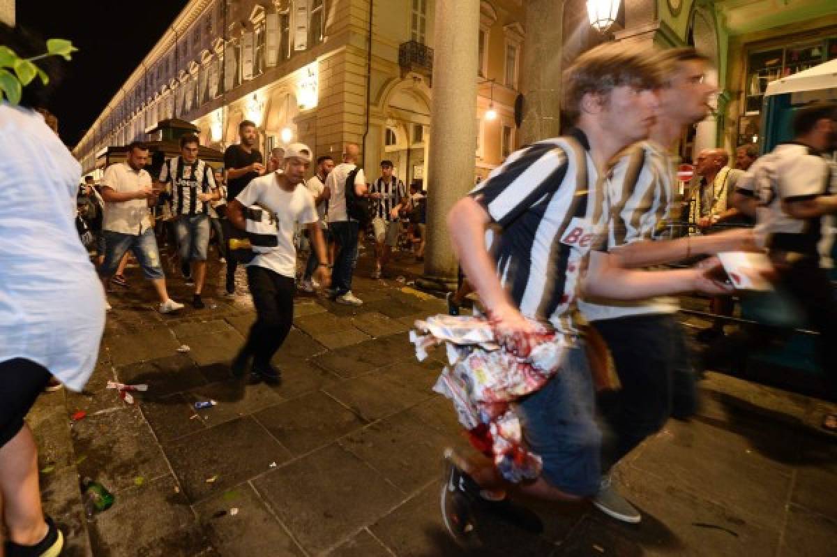 Estampida de aficionados de Juventus en la plaza San Carlo de Turín, Italia, deja 200 heridos tras una explosión