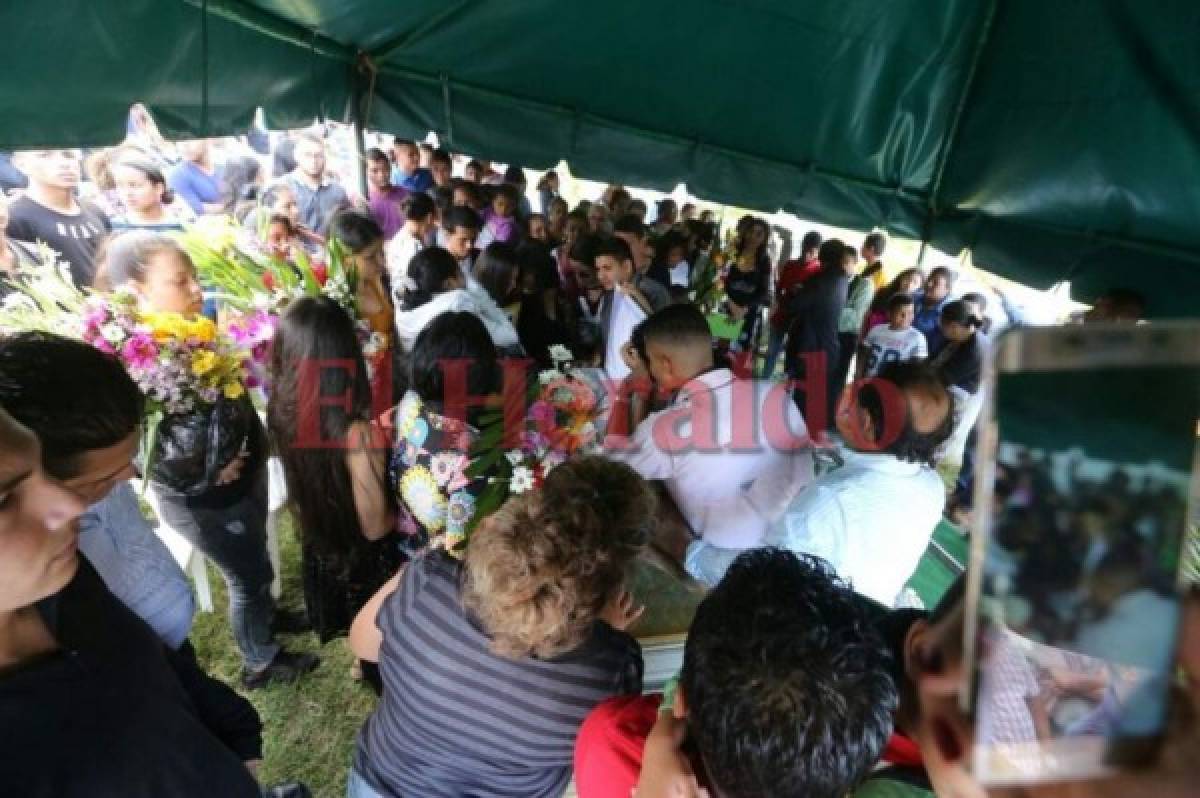 El entierro de Elmer Omar Cárcamo fue en el cementerio Memorial en la carretera la norte de la capital. (Foto: Estalin Irías/ El Heraldo Honduras/ Noticias Honduras hoy)