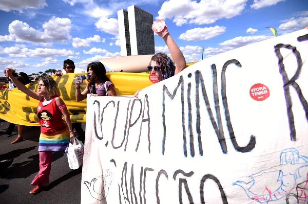 Miles han protestado en la última semana por la esperada destitución de Dilma que finalmente llegó este miércoles, unos a favor y otros en contra.