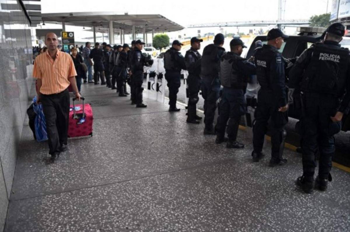 Manifestantes chocan con antimotines en protestas por desaparecidos