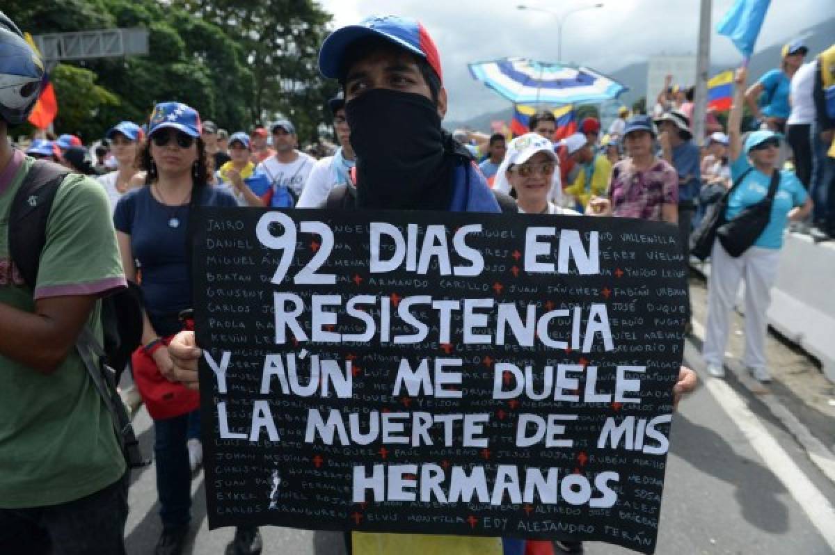 Venezuela está semiparalizada. Disturbios que dejan al menos 85 muertos, vías cerradas, estudiantes sin clases, comercios vacíos y ladrones que aprovechan el caos marcan la cotidianidad en tres meses de protestas contra el presidente Nicolás Maduro. Foto: Agencia AFP.