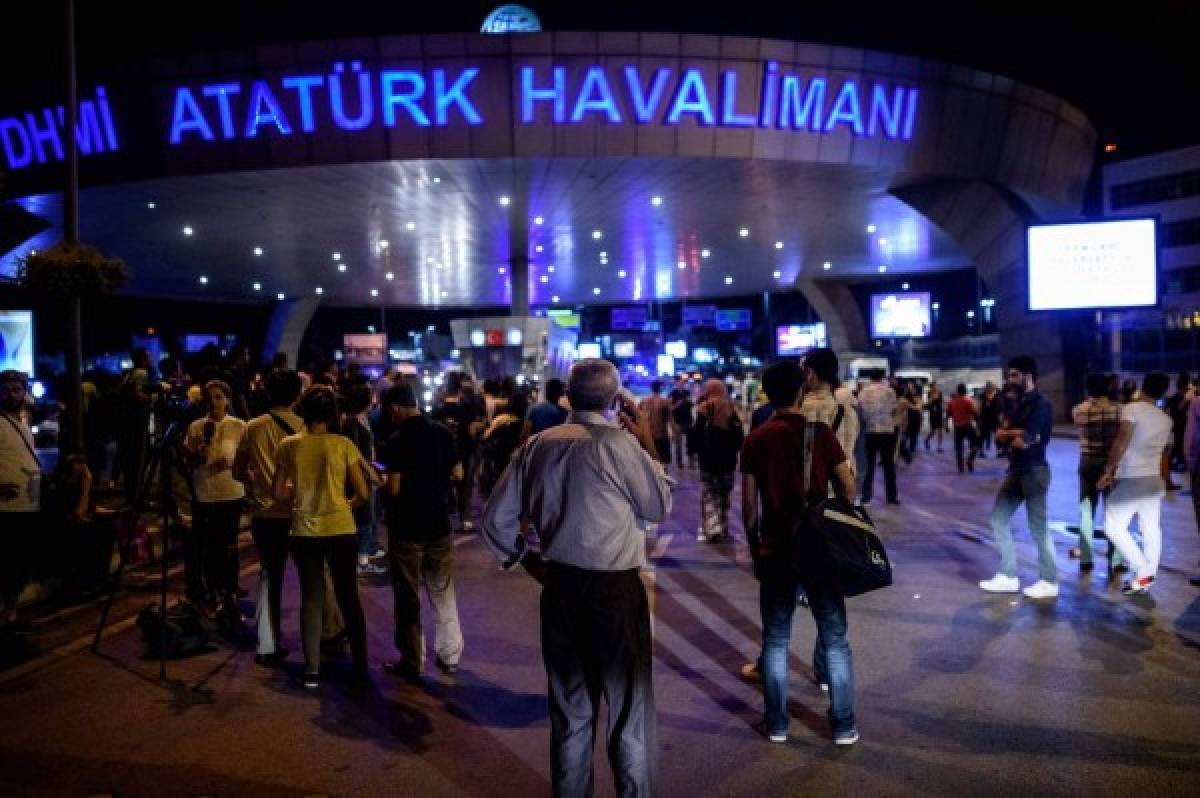 Turquía: Decenas de muertos por atentado en aeropuerto de Estambul    