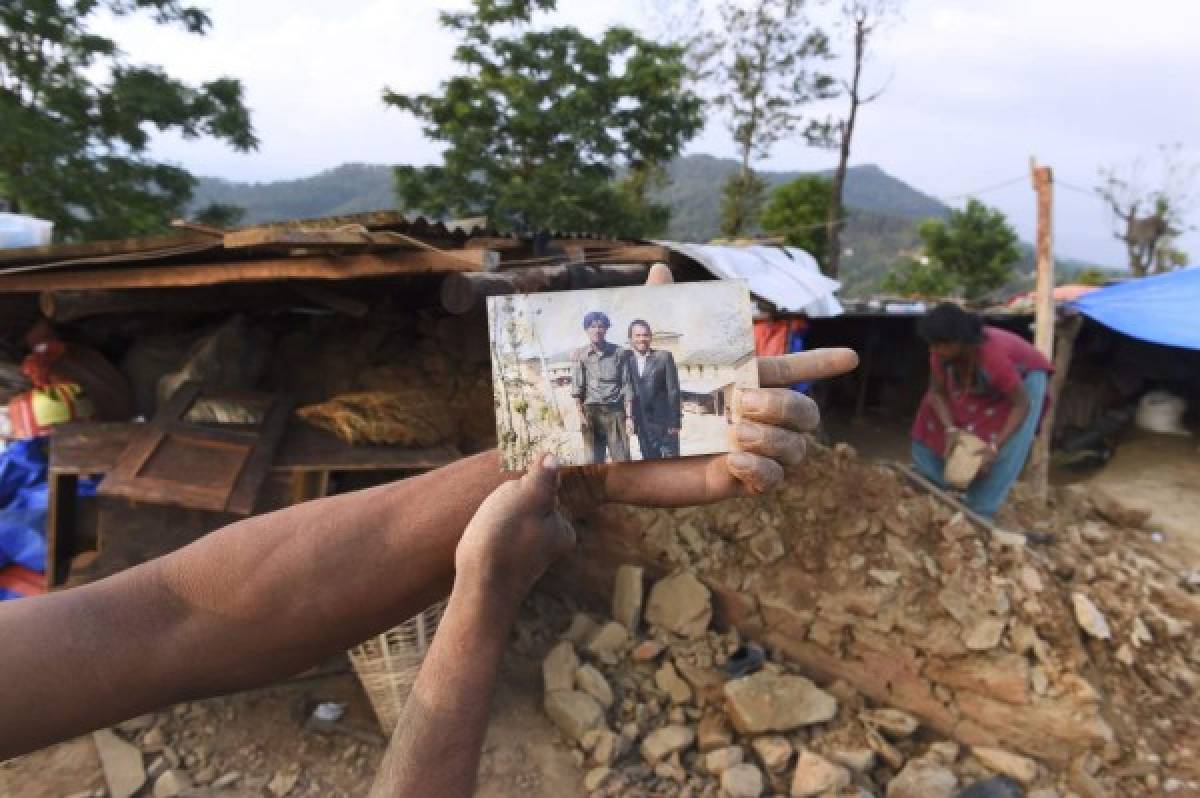 Gobierno nepalí coordina ayuda desde refugios improvisados