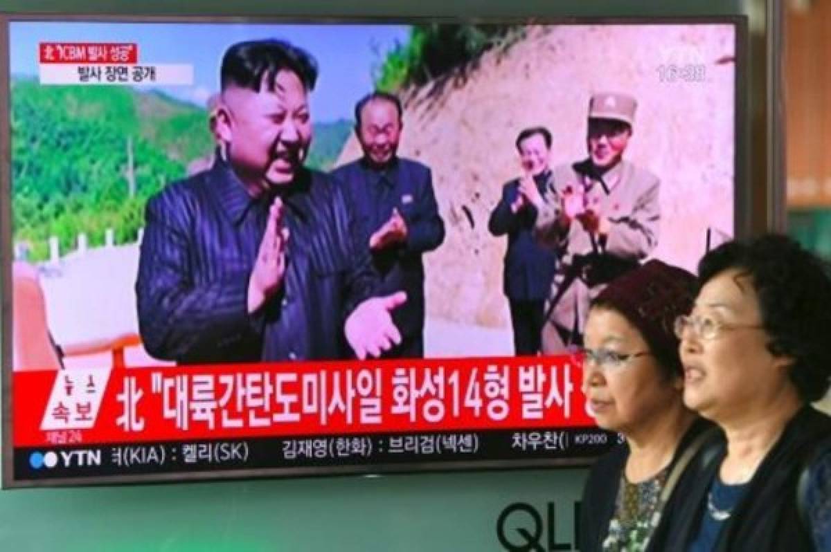 Militares norcoreanos exponen a Kim plan para disparar misiles cerca de Guam (agencia)