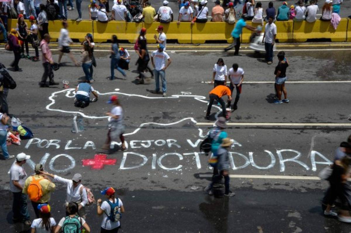 Mueren tres manifestantes y son 42 los muertos en protestas en Venezuela