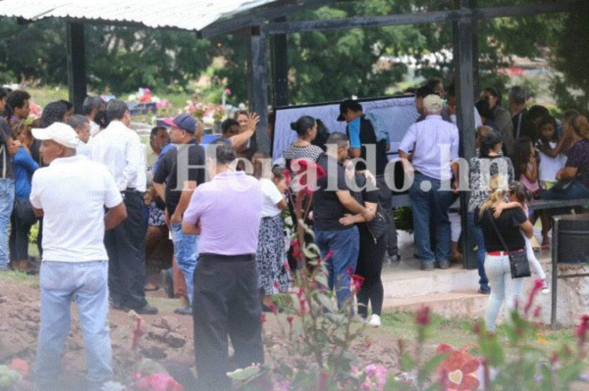 Entierran a padre de universitario, asesinado un día después de protestar