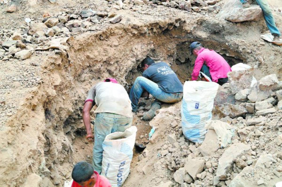 Mineros artesanales del sur amenazan con tomas en la capital
