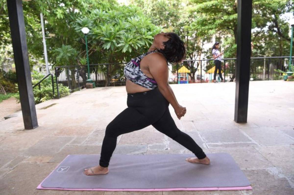 Una mujer india desafía los tópicos corporales con sus cursos de yoga en internet   