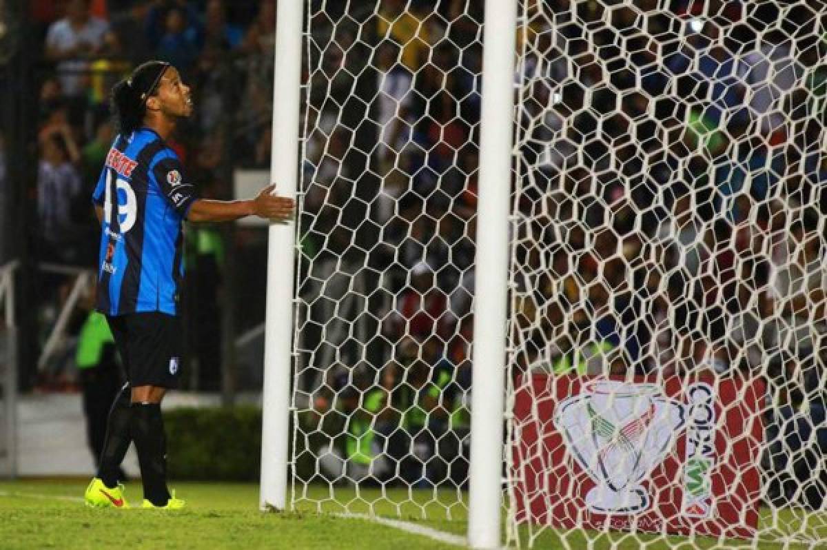Ronaldinho debuta fallando penal en derrota del Querétaro