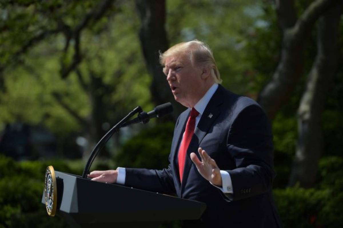 US President Donald Trump speaks before Justice Anthony Kennedy administers the oath of office to Neil Gorsuch as an associate justice of the US Supreme Court in the Rose Garden of the White House on April 10, 2017 in Washington, DC. / AFP PHOTO / Mandel NGAN