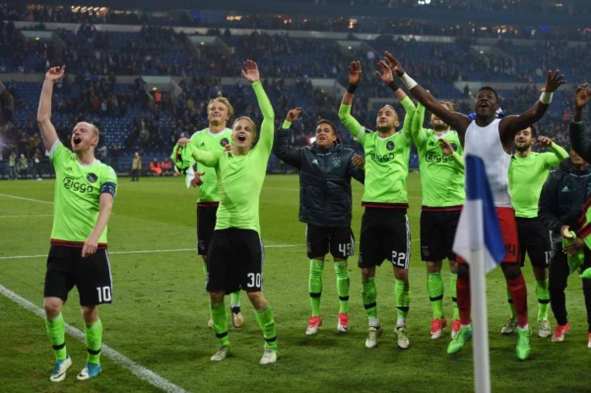 Alax Amsterdam´s players celebrate after the UEFA Europa League 2nd-leg quarter-final football match between Schalke 04 and Ajax Amsterdam in Gelsenkirchen, western Germany on April 20, 2017. / AFP PHOTO / PATRIK STOLLARZ
