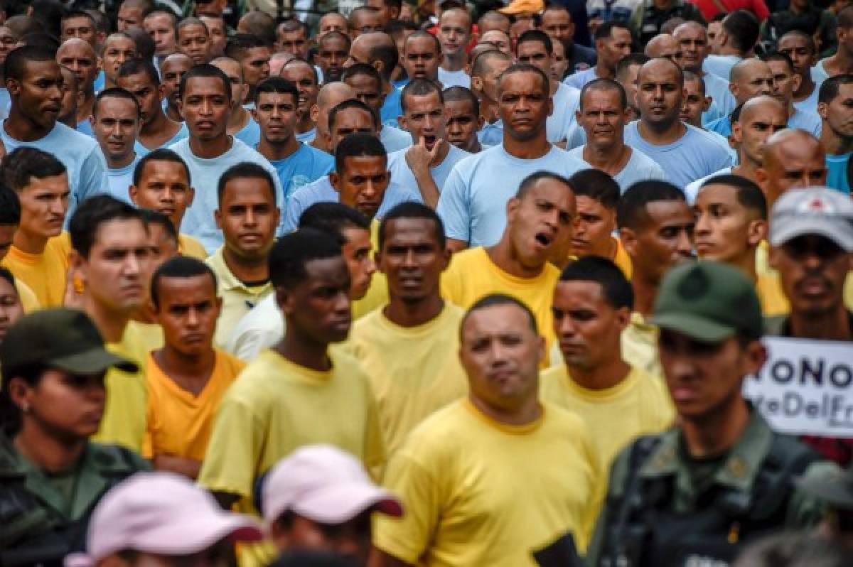 Gobierno venezolano saca presos a la calle a protestar contra revocatorio