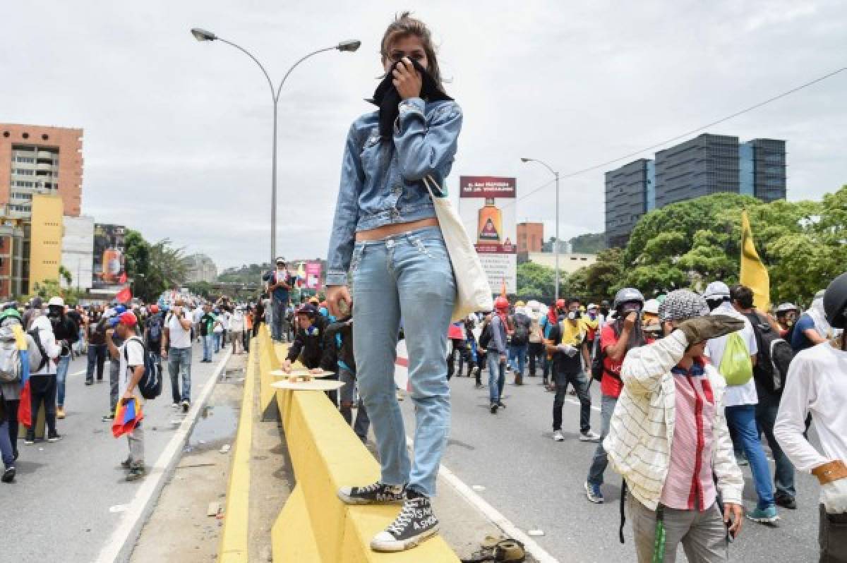 Bombas lacrimógenas contra marcha de miles de opositores en Venezuela  